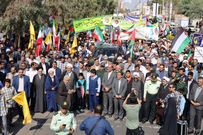 برگزاری تصاویر راهپیمایی ۱۳ آبان با حضور پرشور دانش آموزان، مسئولین و عموم مردم