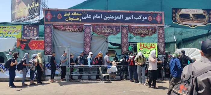 خدمت رسانی خادمین موکب امیرالمومنین امام علی (ع) منطقه نوق رفسنجان درمسیر کربلا