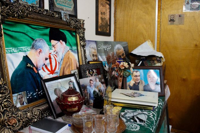 هم‌نشینی خانواده‌های شهیدان مفقود الاثر رفسنجان و انار در منزل سردار بادپا با حضور جمعی از خبرنگاران