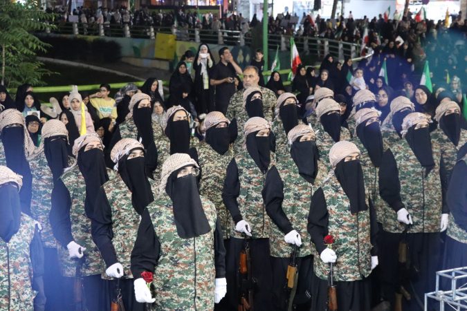 طنین فریاد «حیدر حیدر» بانوان بسیجی رفسنجان در تجدید بیعت با ولایت