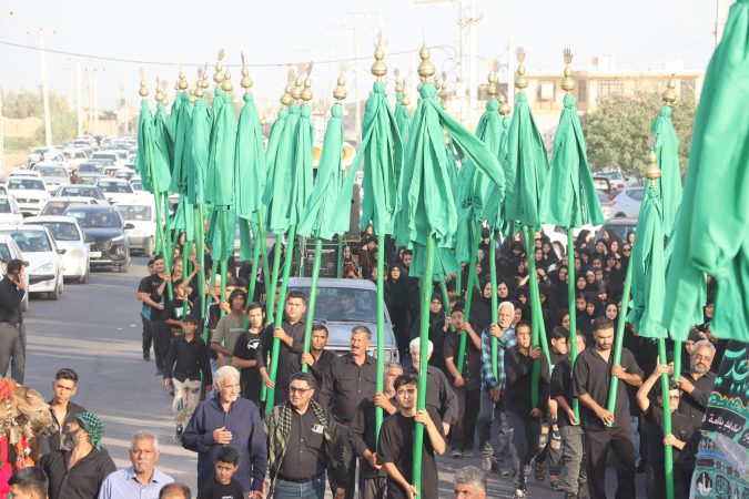 جلوه‌ای از کاروان علمداران کربلا در منطقه نوق؛ حرکت نمادین عزاداران حسینی از حسین‌آباد به مهدی‌آبادنوق