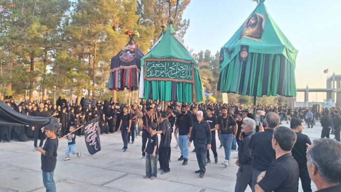 جلوه‌های عشق حسینی در روز دهم محرم + گزارش تصویری